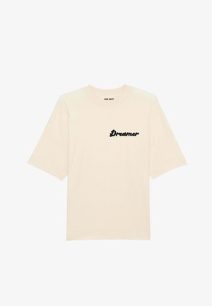 Beigā krāsa īsām piedurknēm t-krekls, kas izgatavots no kokvilnas, ar melnu tekstu "Dreamer" uz krūšu. Ar apaļu kakla izgriezumu, brīvu piegriezumu un gludu tekstūru.