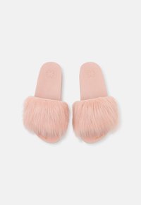 Rosa Kunstfell-Slides mit weicher Textur, featuring einem breiten, flauschigen Riemen und einer flachen Sohle, die für Komfort und lässiges Tragen konzipiert sind.