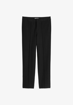 Zwarte, op maat gemaakte pantalon van gladde stof, met voorplooien, een rechte snit en een elastische tailleband voor comfort en pasvorm.