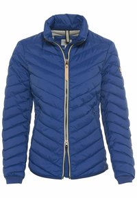 Sininen pehmustettu takki, jossa on seisomakaulus, täysipitkä vetoketju ja ribbikuvioidut hihansuut. Takissa on viistosti ommeltu kuviointi ja hienovarainen brändilogo hihassa.