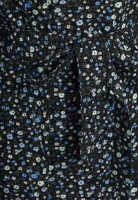 Tecido preto com uma estampa floral apresentando flores azuis e verdes, adornado com um laço combinando na cintura. Textura suave, material leve.