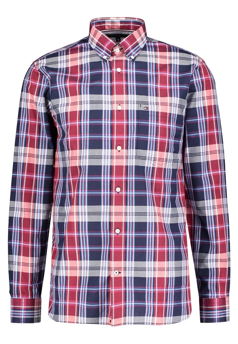 Camisa de manga larga para hombre en cuadros rojo, azul marino y beige. Cuenta con cuello abotonado, bolsillo frontal y cierres de botones blancos. Material de algodón.