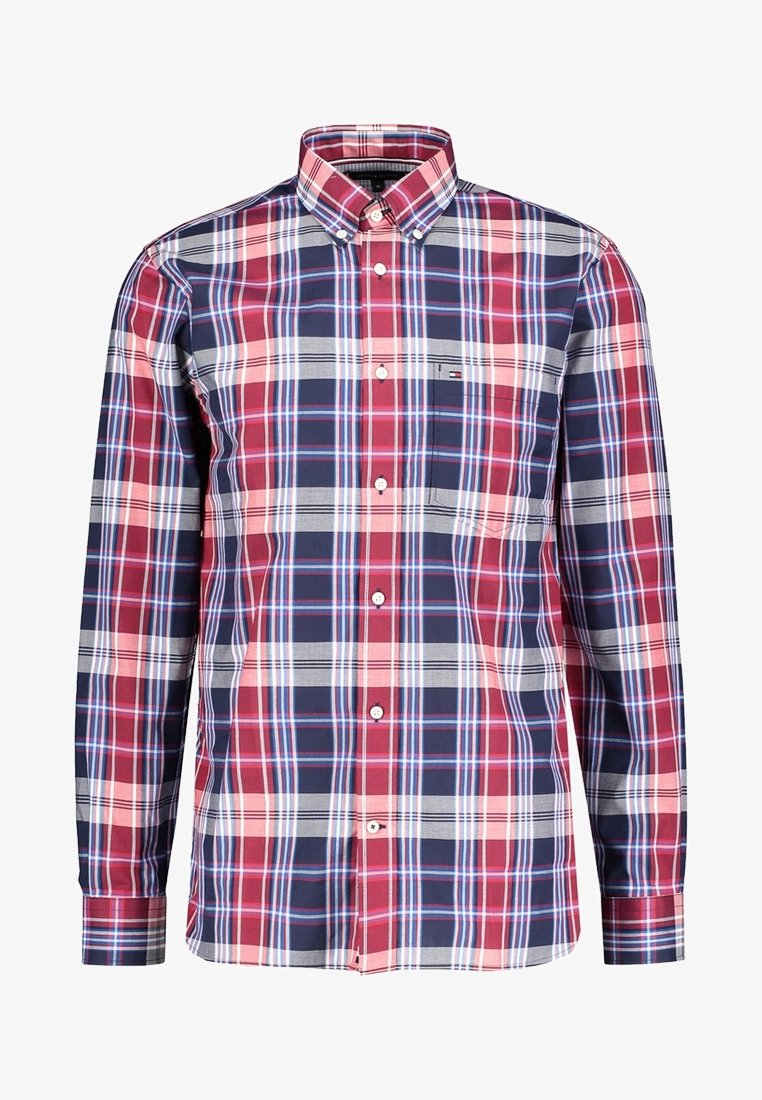 Camisa de manga larga para hombre en cuadros rojo, azul marino y beige. Cuenta con cuello abotonado, bolsillo frontal y cierres de botones blancos. Material de algodón.