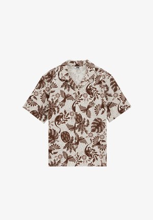 Kurzärmeliges cremefarbenes Hemd mit braunem tropischem Druck mit Affen, Vögeln, Blättern und Blumen, flach auf weißem Hintergrund ausgelegt.