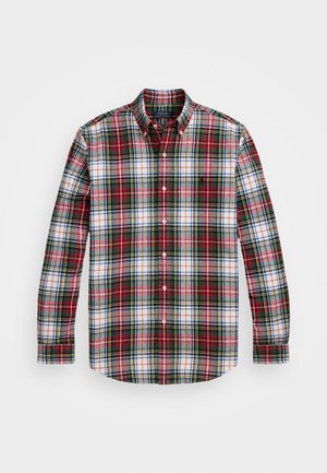 Chemise à manches longues boutonnée avec motif à carreaux rouge, vert, blanc et bleu et col boutonné sur fond blanc.