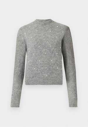 Szary sweter z dzianiny o okrągłym dekolcie, długich rękawach, wzorach w romby i małych dekoracyjnych ozdobach na całej tkaninie.