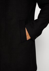 Isaac Dewhirst HIDDEN BUTTON PLACKET - Abrigo corto - black