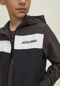 Jack & Jones Junior JJERUSH BLOCKING NOOS JNR - Könnyű dzseki - mulch