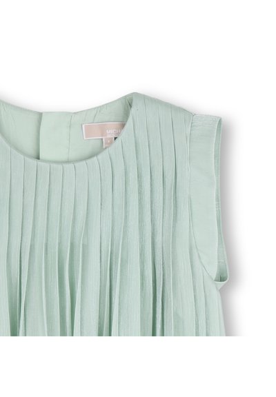 Φόρεμα σε ανοιχτό πράσινο χρώμα με πιέτες, στρογγυλή λαιμόκοψη και κοντά μανίκια, κατασκευασμένο από απαλό, υφή υφάσματος με διακριτική γυαλάδα.