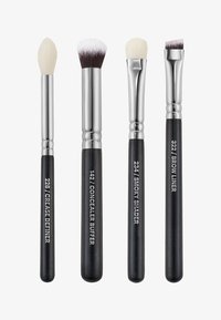 Set di quattro pennelli per il trucco con manici neri e ferrule argentate. Include un definitore per il trucco grasso, un pennello per il correttore, un pennello per sfumare e un eyeliner per le sopracciglia.
