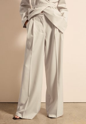 SLOUCHY WITH DARTS - Stoffhose - chalk white
