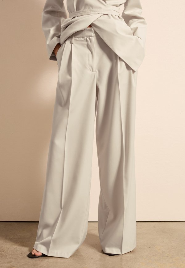 SLOUCHY WITH DARTS - Stoffhose