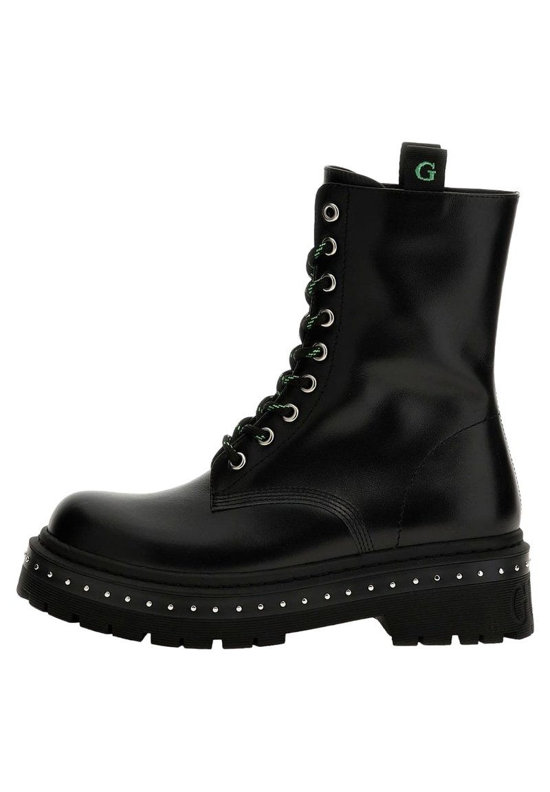 Bottes de cheville en cuir noir avec des lacets verts, œillets en argent et plateforme cloutée. Comprend une languette de traction et une semelle texturée.