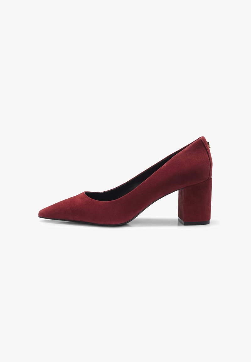 Escarpin femme en daim bordeaux avec bout pointu et talon bloc sur fond blanc.