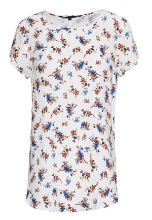 Hvid bluse med korte ærmer og rund halsudskæring, prydet med et spredt blomsterprint i rød, blå og gul.