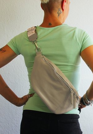 Grau Leder Umhängetasche mit strukturiertem Finish und Reißverschluss, ausgestattet mit einem gemusterten verstellbaren Gurt.