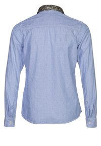 Camicia a maniche lunghe di colore azzurro chiaro con un tessuto texturizzato. Presenta un colletto scuro impreziosito e piccoli motivi blu su tutta la superficie. Polsini con bottoni.
