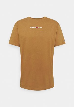 T-shirt en coton marron avec un col rond, des manches courtes et un petit logo brodé "TOMMY JEANS" sur la poitrine. Design simple.