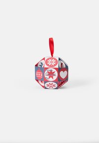 Ornement décoratif en papier rouge et bleu avec une forme géométrique présentant des flocons de neige, des étoiles, et une étiquette cadeau lisant "De : Santa À :".