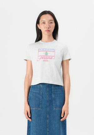 Pilka trumpa marškinėlių palaidinė su trumpomis rankovėmis, puošta daugiaspalviu "tommy jeans" tekstu ir logotipu. Derinama su mėlynais džinsiniais sijonais.