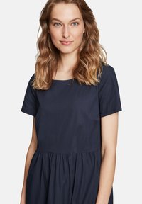 Vera Mont SOMMER MIT STUFEN - Freizeitkleid - night sky