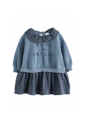 Blaues Kleinkindkleid mit gerafftem Kragen, langen Ärmeln, kariertem Rock und dem Text "BORN TO EXPLORE" auf der Brust.