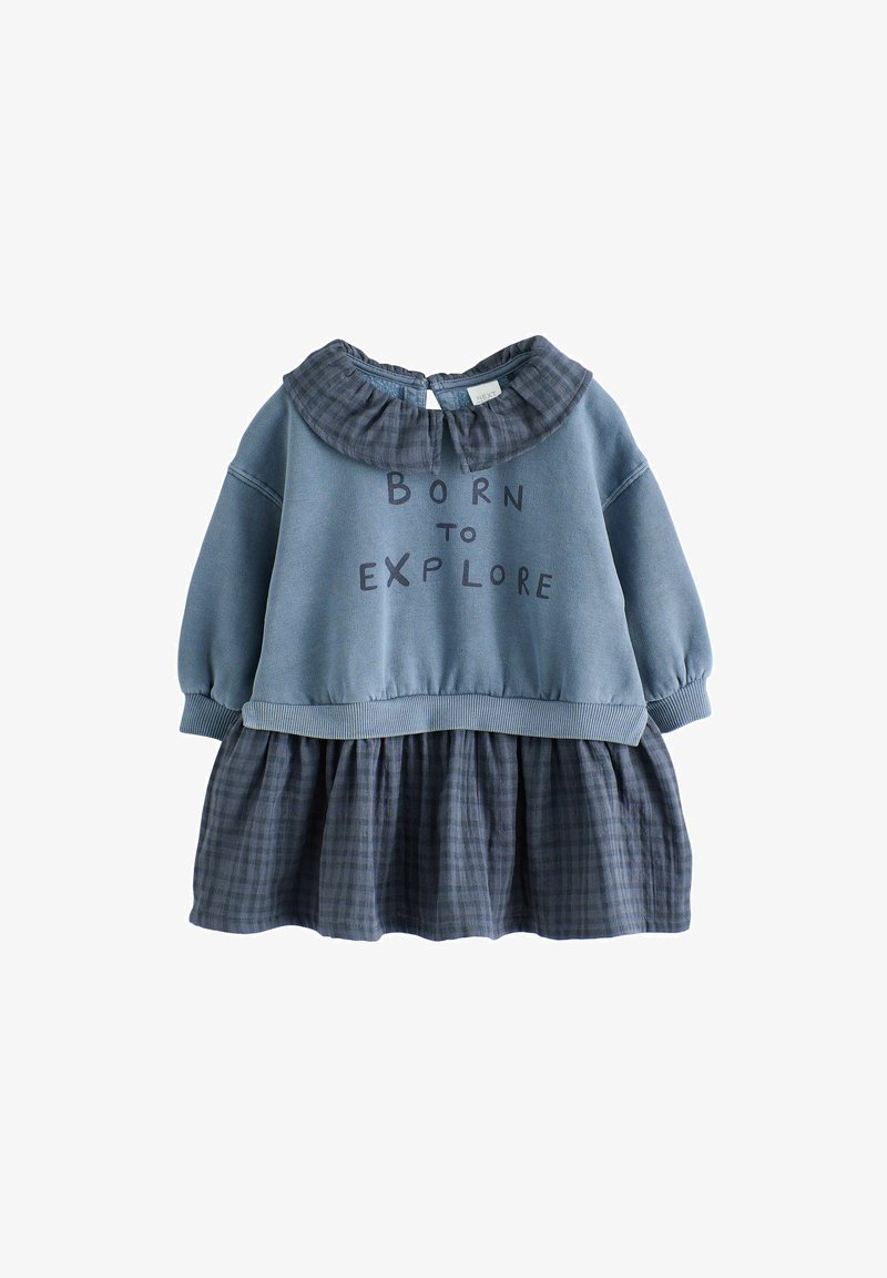 Robe bébé bleu avec col à volants, manches longues, jupe à carreaux et texte « NÉ POUR EXPLORER » sur la poitrine.