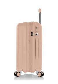 Valise rigide rose avec double zip, serrure à combinaison, poignée télescopique et quatre roulettes à roulement fluide.