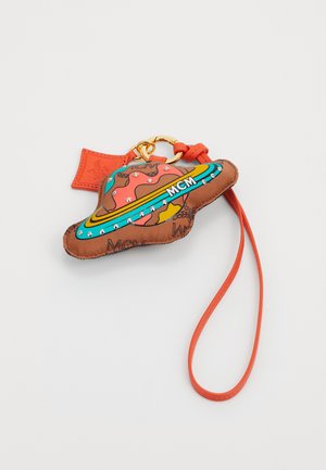 Porte-clés en cuir brun en forme de planète, présentant des graphiques colorés, des accents bleus et oranges, des strass, et une sangle rouge amovible.