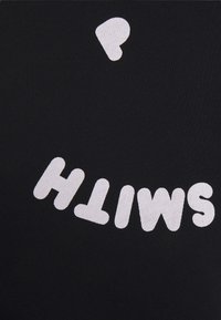 Textil negro con texto blanco de forma irregular que dice "SMITH" con un símbolo de corazón arriba. Textura suave, diseño minimalista.