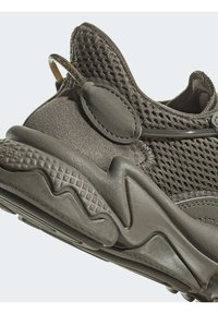adidas Originals OZWEEGO UNISEX Trainers olive strata olive