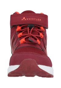 Röda atletiska skor med svarta accenter, texturerad syntetisk ovandel och livliga orange snören. Har en vadderad krage och en mönstrad sula.