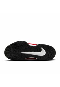 Suola della scarpa da ginnastica Nike, caratterizzata da una base in gomma nera testurizzata, intersuola bianca e accenti rossi. Progettata per una buona aderenza e comfort.