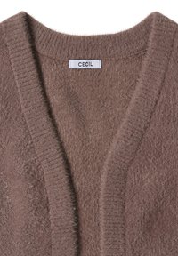 Weicher, brauner Strickcardigan mit tiefem V-Ausschnitt und geripptem Saum, versehen mit einem weißen Etikett mit "CECIL" am Innenkragen.