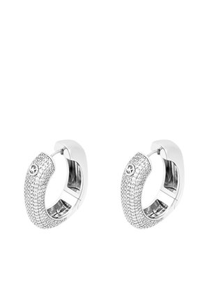 Silberne Creolen mit strukturierter Oberfläche, besetzt mit funkelnden, klaren Steinen. Das Design beinhaltet einen kleinen Logo-Akzent.