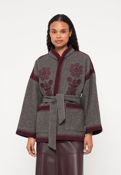 Grau-wollene Jacke mit burgunderfarbenen Akzenten. Besitzt florale Stickereien, weite Ärmel und eine taillierte Taille mit Gürtel. Strukturierter Stoff und zwei Taschen.