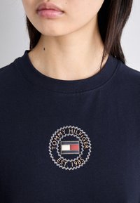 Tommy Hilfiger NAUTICAL TEE DRESS - Žerzejové šaty - desert sky