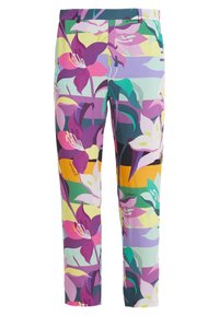 Kolorowe spodnie z wzorem dużych kwiatów w kolorach fioletowym, zielonym i żółtym, o dopasowanym kroju i gładkim przodzie.