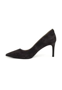 Pump nera in suede con tacco alto, punta affusolata e finitura liscia e testurizzata. Presenta un tacco sottile e una discreta chiusura con zip sul retro.