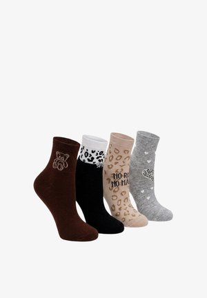 Vier Paar Knöchelsocken in Braun mit Teddybär, Schwarz mit weißem und schwarzem Leopardenmuster am Bund, Beige mit Leopardenmuster und Schriftzug und Grau mit Herzmustern.