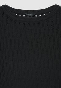 Maglione nero lavorato a maglia con un motivo a rombi traforato e scollatura a coste. Il tessuto presenta una texture morbida con dettagli ben definiti.