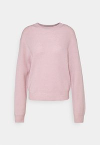 Pull en maille côtelée rose clair avec un col rond et des manches longues, présentant un ourlet légèrement court. Texture douce, design décontracté.