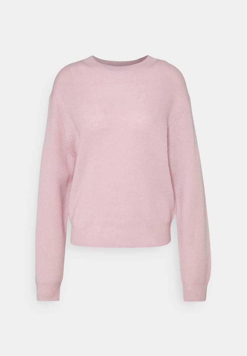 Pull en maille côtelée rose clair avec un col rond et des manches longues, présentant un ourlet légèrement court. Texture douce, design décontracté.