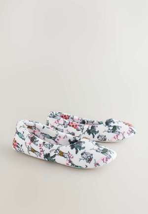 Lap ballet papucsok, puha fehér szövetből, sokszínű állatmintával, különböző öltözetekben és pózokban.