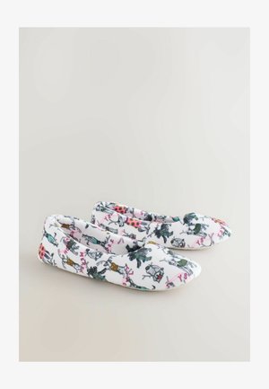 Lame ballet kingad, mis on valmistatud pehmest valgest kangast ja millel on mitmevärviline loomade print erinevates riietustes ja poosides.