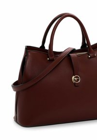 Textureeritud burgundi nahast käekott, millel on kaks käepidet, eemaldatav rihm ja kuldse tooni detailid. Omab lukuga suletavust ja peent logo detaili.