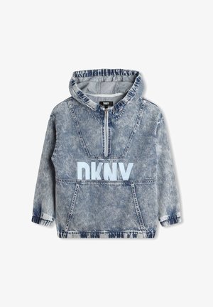 Sweat à capuche en jean bleu avec une poche kangourou, des poignets élastiques et une capuche. Présente un grand logo "DKNY" en bleu clair sur le devant.