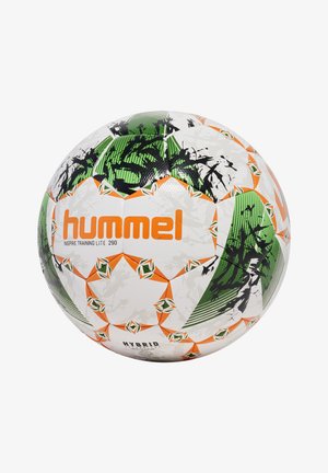 Piłka do piłki nożnej Hummel Inspire Training Lite 290; biała z zielonymi i pomarańczowymi akcentami, sześciokątne panele, teksturowana powierzchnia, design hybrydowy.