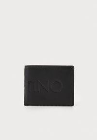 Portefeuille en cuir noir avec le texte "VALENTINO" embossé, de forme rectangulaire, texture lisse et couture contrastante le long des bords.