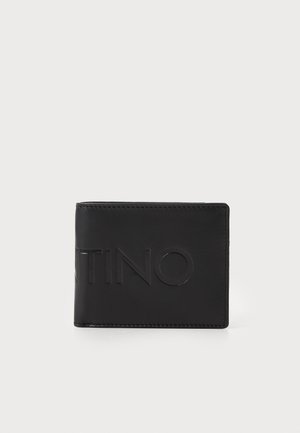 Portefeuille en cuir noir avec le texte "VALENTINO" embossé, de forme rectangulaire, texture lisse et couture contrastante le long des bords.